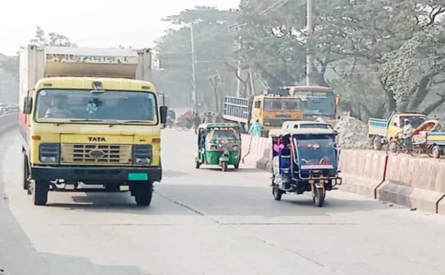 মিরসরাইয়ে মহাসড়কে দাপিয়ে বেড়াচ্ছে অটোরিকশা ও সিএনজি