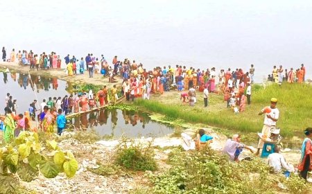 জামালপুরে পুরাতন ব্রহ্মপুত্র নদে অষ্টমী স্নানোৎসবে পুণ্যার্থীদের ঢল