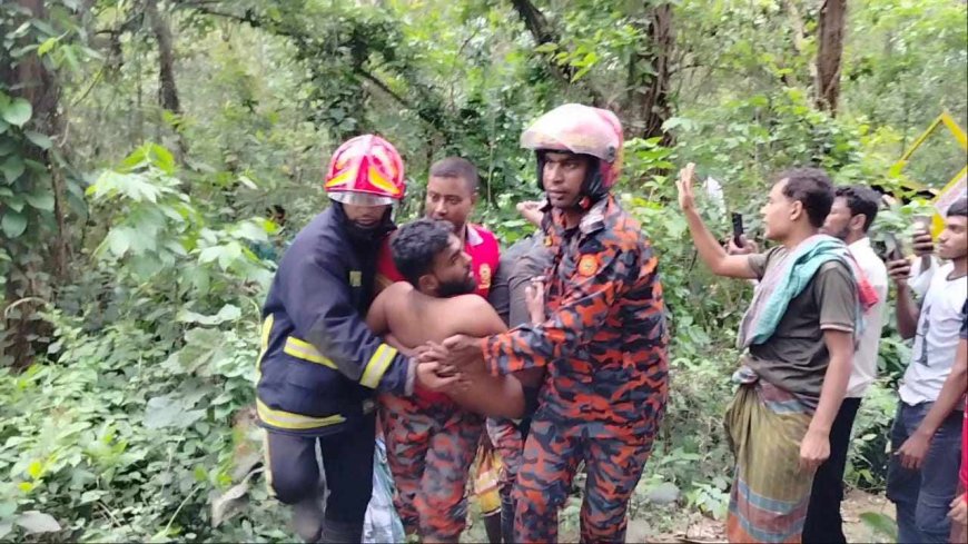 মধুপুরে নিযন্ত্রণ হারিয়ে ট্রাক খাদে ড্রাইভারকে উদ্ধার করল ফায়ার সার্ভিস