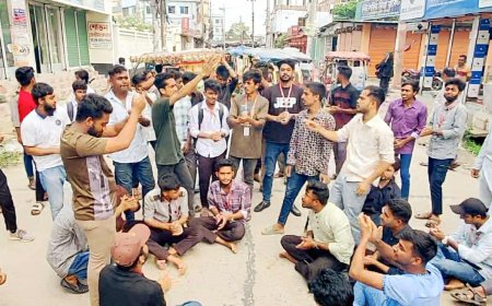 জামালপুরে জসিম উদ্দিন পলিটেকনিক ইনস্টিটিউটে উপবৃত্তির টাকা না পেয়ে শিক্ষার্থীদের সড়ক অবরোধ 