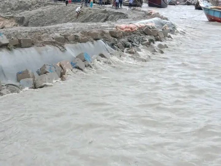 বাঁধ ভাঙায় কান্নায় ভাসছে তজুমদ্দিনের মেঘনাতীরের মানুষ
