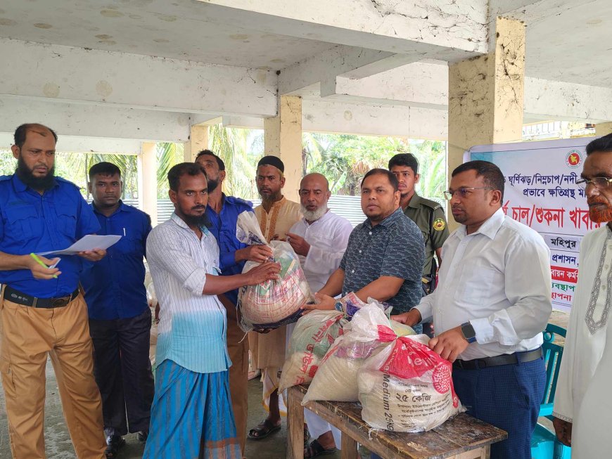 মহিপুরে ঘূর্ণিঝড়ের প্রভাবে ক্ষতিগ্রস্তদের মাঝে ত্রাণসামগ্রী বিতরণ