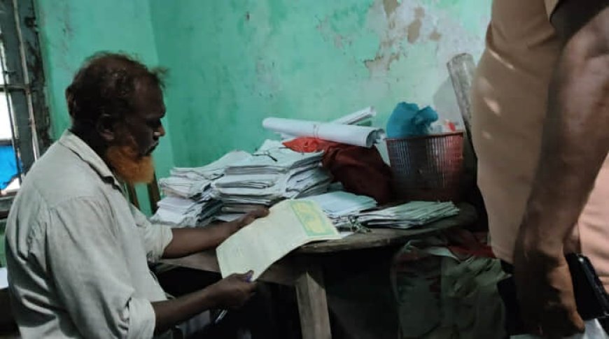 টাকার বিনিময়ে রেকর্ড সংশোধন, নাইটগার্ড হয়েও দিনে করেন কর্মকর্তাদের কাজ