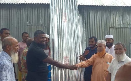 অগ্নিকাণ্ডে ক্ষতিগ্রস্তদের  পাশে জামায়াত নেতা