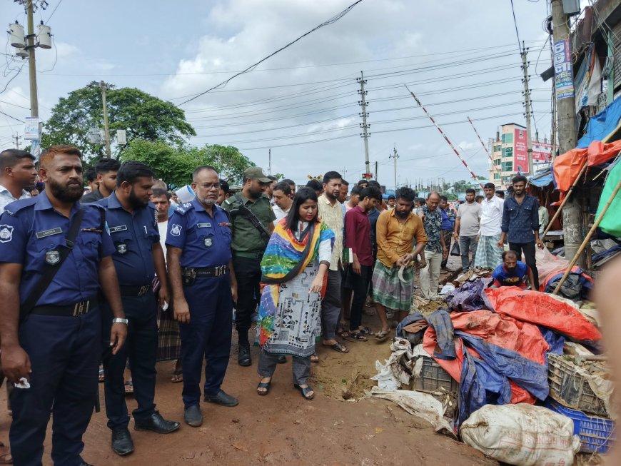 মীরসরাইয়ে ফুটপাত ও সড়ক দখল করে গড়ে উঠা অবৈধ স্থাপনার বিরুদ্ধে উচ্ছেদ অভিযান