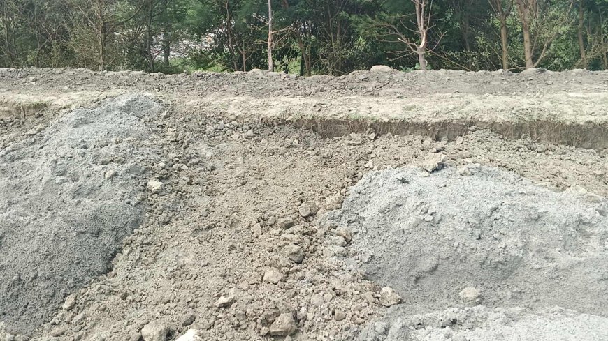 কুয়াকাটায় পশ্চিম বেড়িবাঁধ সড়ক নির্মাণে বালুর বদলে মাটি ব্যবহার