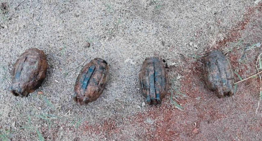 বগুড়া পৌর এলাকার ছোটকুমিড়া ঝোপগাড়ি মার্কাস মসজিদের পিছনে খালের পাশ থেকে পরিত্যক্ত অবস্থায় ৪টি বোমা উদ্ধার