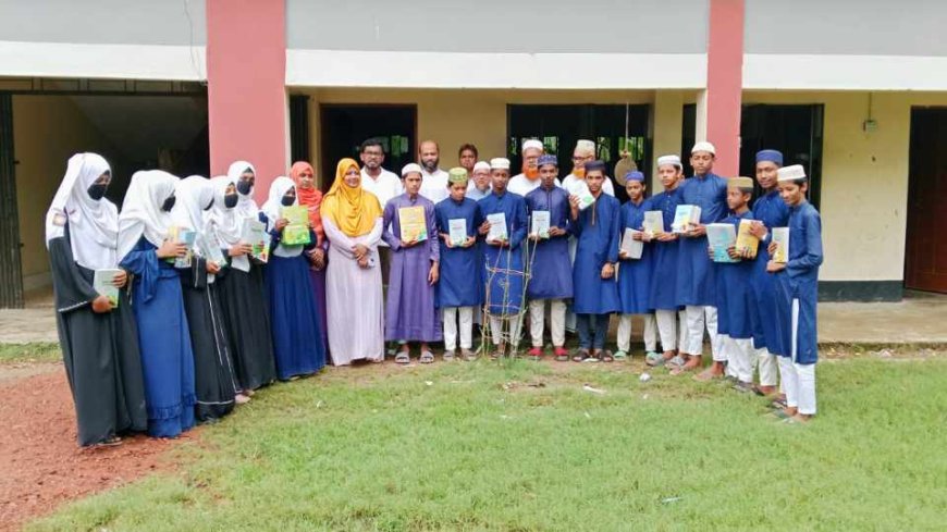 মীরসরাইয়ে "ওয়েভ সোসাইটি ফর রুরাল পিপল" এর উদ্যোগে মেধাবী ও অসচ্ছল শিক্ষার্থীদের মাঝে পাঠ্যপুস্তক সহায়ক বই বিতরণ