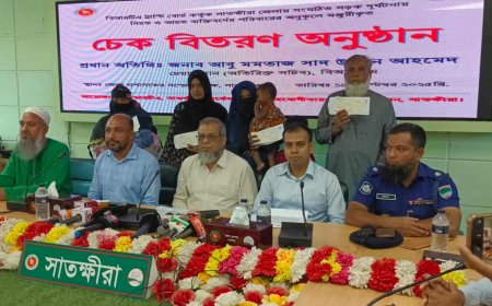 সাতক্ষীরায় সড়ক দুর্ঘটনায় নিহত ও আহতদের পরিবারের অনুকুলে ২৬ লাখ টাকার চেক বিতরন