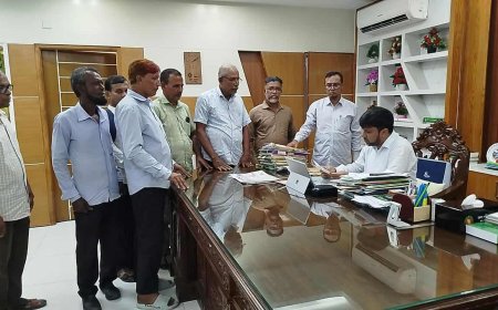 সাতক্ষীরায় পাখিমারা টিআরএমের বকেয়া ৪৮ কোটি টাকা ক্ষতিপূরণ দাবিতে স্মারকলিপি