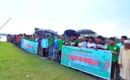 বিশ্ব নদী দিবসে কুড়িগ্রামে নদী ভাঙন রোধে মানববন্ধন