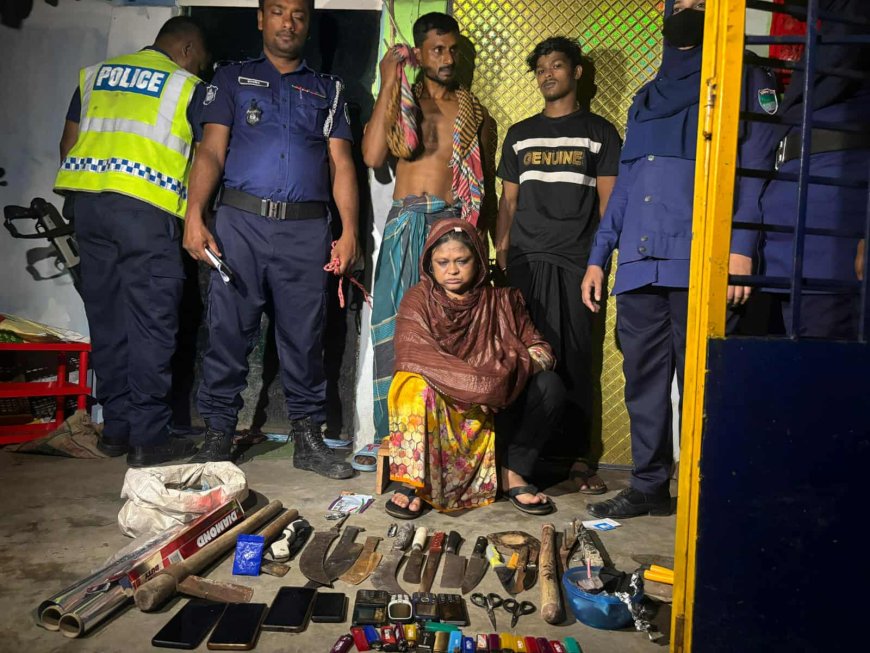 সাতক্ষীরায় যৌথবাহিনির অভিযানে অস্ত্র ও মাদকসহ তিনজন আটক