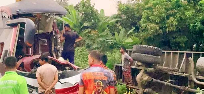 মিরসরাইয়ে দাঁড়িয়ে থাকা কাভার্ডভ্যানে বাসের ধাক্কায় নিহত-১, আহত ৯