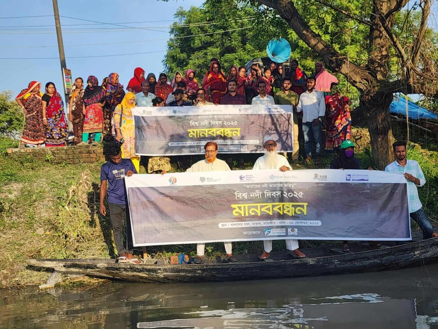 বিশ্ব নদী দিবসে সাতক্ষীরায় নৌকায় মানববন্ধন