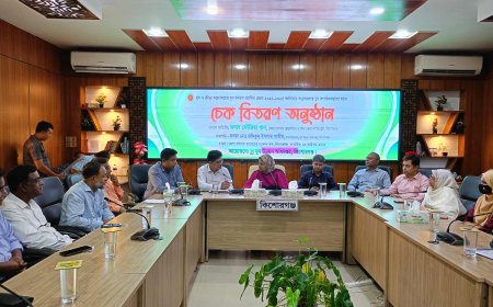 যুবদের কাজে জিডিপি তে অবদান রয়েছে। যুব কল্যাণ তহবিলের চেক বিতরণ অনুষ্ঠানে জেলাপ্রশাসক 