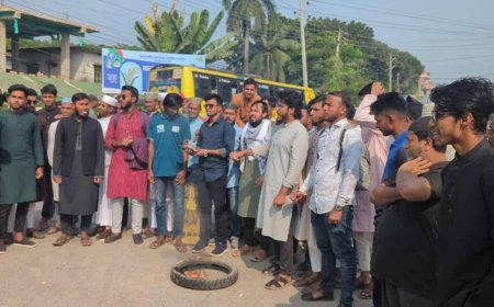 সাতক্ষীরায় জুলাই স্মৃতিস্তম্ভে আগুন দেয়ার প্রতিবাদে সড়কে টায়ার জ্বালিয়ে বিক্ষোভ, অগ্নিকান্ডের ঘটনা ঘটেনি দাবি পুলিশের