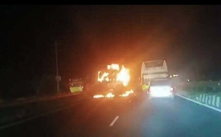 মহাসড়কে চলন্ত যাত্রীবাহী বাসে আগুন