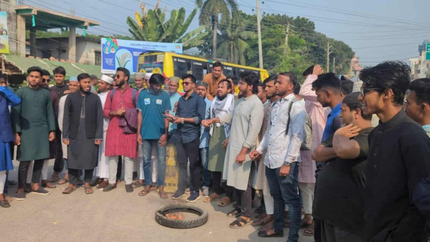 সাতক্ষীরায় জুলাই স্মৃতিস্তম্ভে আগুন দেয়ার প্রতিবাদে সড়কে টায়ার জ্বালিয়ে বিক্ষোভ, অগ্নিকান্ডের ঘটনা ঘটেনি দাবি পুলিশের