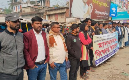 প্রথম আলো ও ডেইলি স্টারের কার্যালয়ে হামলা এবং অগ্নি সংযোগের প্রতিবাদে সাতক্ষীরায় মানববন্ধন