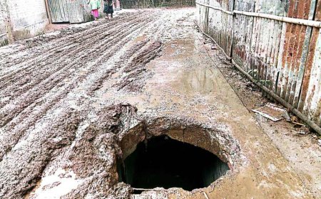 উলিপুর পৌরসভায় রাস্তার পাশে ম্যানহোলের ঢাকনা ছাড়াই যান চলাচল, দুর্ঘটনার চরম শঙ্কা