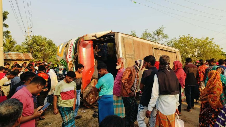সাতক্ষীরা-খুলনা মহাসড়কের বিনেরপোতা এলাকায় সড়ক দুর্ঘটনায় নিহত-২ আহত-১৪