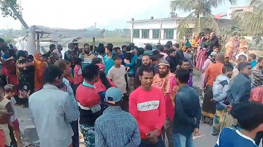 সাতক্ষীরার ভৈরবনগরে ট্রলি-মাহেন্দ্র ও মোটরসাইকেলের ত্রিমুখী সংঘর্ষে মা ও ছেলে নিহত, আহত-৬