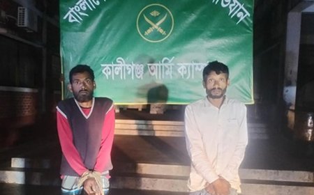 সাতক্ষীরার কালীগঞ্জ থেকে দূধর্ষ ডাকাত ইয়ার আলীর দুই সহযোগী গ্রেপ্তার, বোমা তৈরীর সরঞ্জাম ও পিস্তলের ম্যাগাজিন উদ্ধার