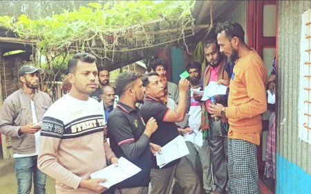 ডাসারে বিএনপির প্রার্থী খোকন তালুকদারের জন্য বাড়ি বাড়ি গিয়ে ভোট প্রার্থনা