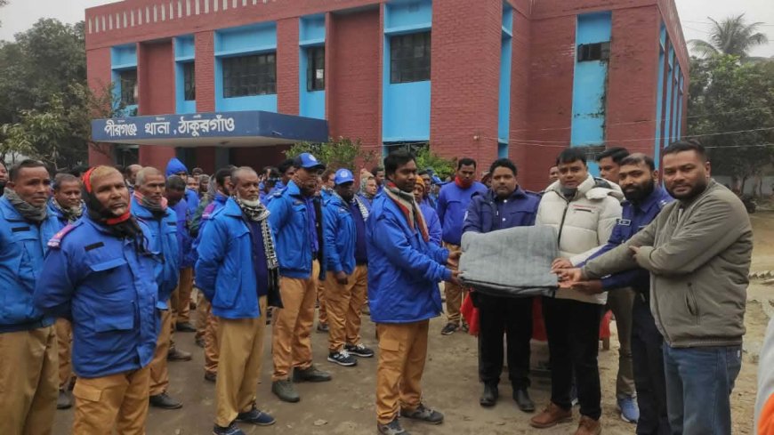 পীরগঞ্জে  গ্রাম্য পুলিশ সদস্যদের মাঝে কমল  বিতরণ