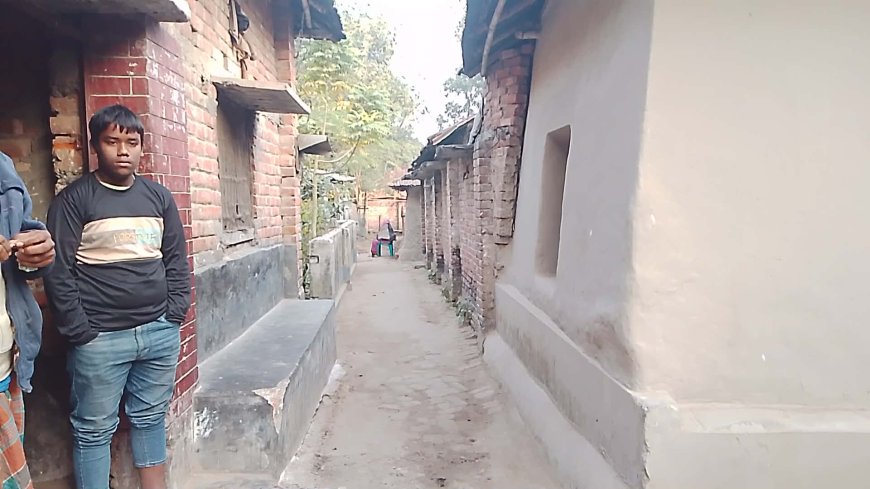 শিবগঞ্জে ৩ পরিবারের চলাচলের একমাত্র রাস্তা বন্ধের অভিযোগ চরম দুর্ভোগ