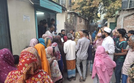 টাঙ্গাইলে সাবেক কমিশনার মোর্শেদের উদ্যোগে ইফতার সামগ্রী বিতরণ