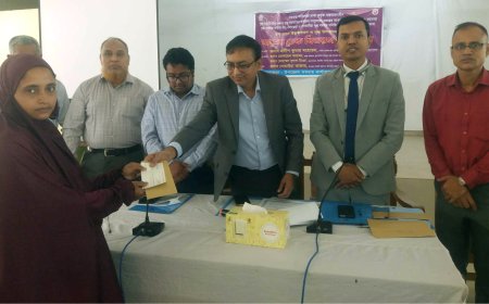 দুধ পানে উদ্ভুদ্ধকরণ ও উৎপাদন বৃদ্ধির জন্য সুবিধাভোগীদের মাঝে ঋণের চেক বিতরণ