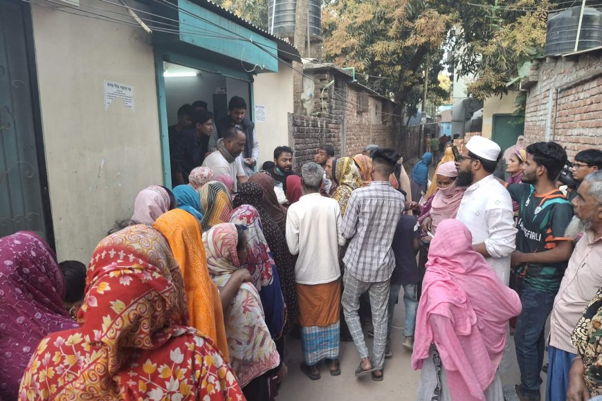 টাঙ্গাইলে সাবেক কমিশনার মোর্শেদের উদ্যোগে ইফতার সামগ্রী বিতরণ