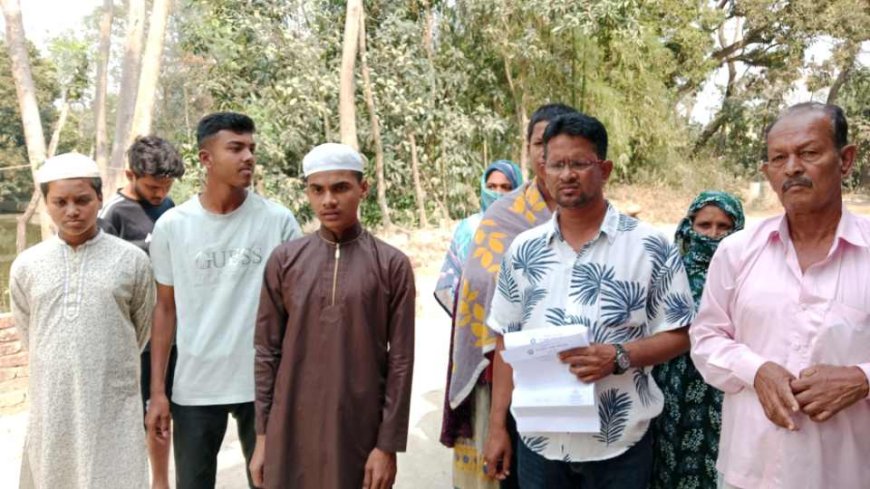 মিরসরাইয়ে বাবা-ছেলের ওপর সন্ত্রাসী হামলা, প্রতিকার চেয়ে থানায় অভিযোগ