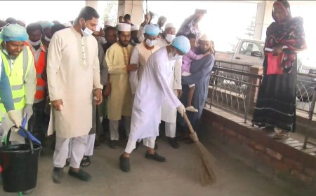 পরিচ্ছন্নতা অভিযানে সামেক হাসপাতালে ঝাড়– হাতে এমপি খালেক