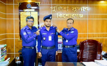 কিশোরগঞ্জে পদোন্নতি প্রাপ্ত পুলিশ সদস্যকে আনুষ্ঠানিক র‍্যাংক ব্যাজ পরান সুপার