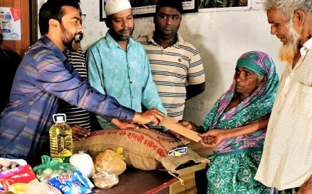 জামালপুরে বোতল কুড়িয়ে জীবন চলা বৃদ্ধ দম্পত্তির পাশে মেয়র প্রার্থী সোহেল রানা খান