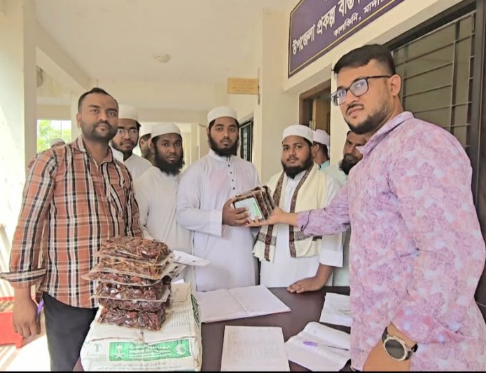 মাদারীপুরে মাদ্রাসা-এতিমখানায় সৌদি খেজুর বিতরণ