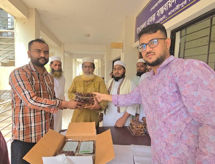 মাদারীপুরে মাদ্রাসা-এতিমখানায় সৌদি খেজুর বিতরণ