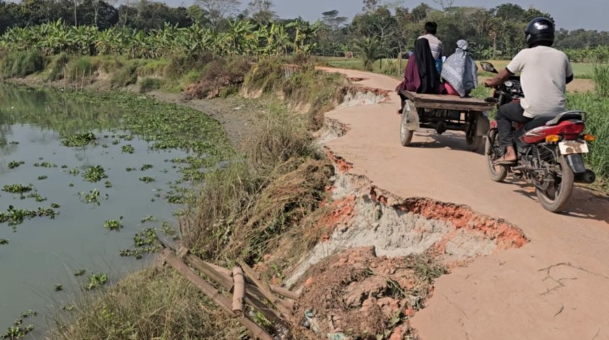 মাদারীপুরে গুরুত্বপূর্ণ সড়ক নদীর পেটে, এলজিইডি ও পাউবোর গড়িমসিতে জনগনের ভোগান্তি