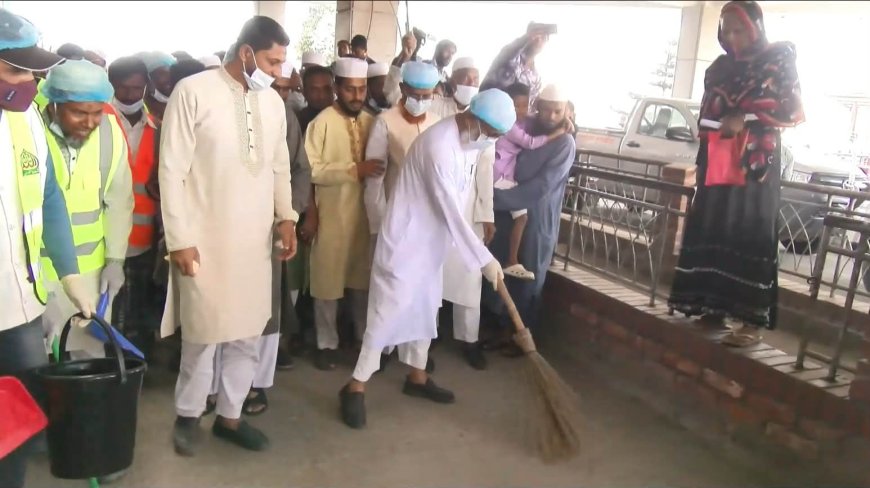পরিচ্ছন্নতা অভিযানে সামেক হাসপাতালে ঝাড়– হাতে এমপি খালেক