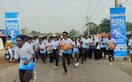 সাতক্ষীরার শ্যামনগরে সুপেয় পানির সংকট তুলে ধরতে হাতে মাটির কলস নিয়ে দৌড়ে অংশ নিল দুই শতাধিক মানুষ