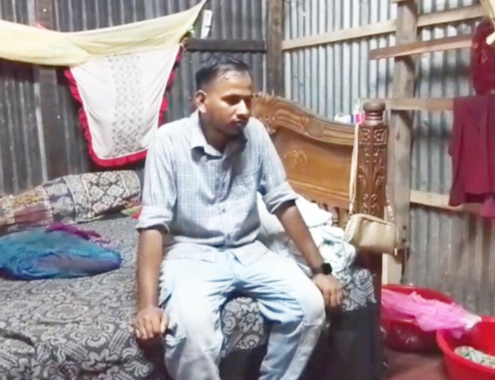 বিয়ের স্বকৃীতির দাবীতে প্রেমিকার বাড়ীতে প্রেমিকের অনশন