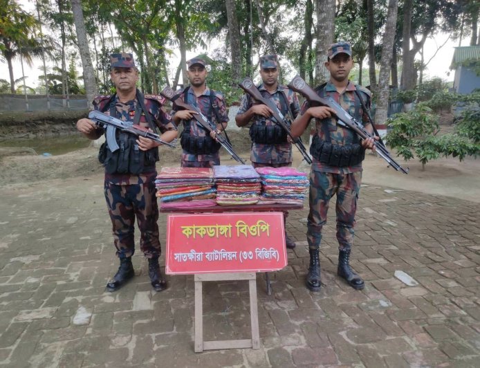 সাতক্ষীরার কলারোয়া সীমান্ত থেকে ভারতীয় শাড়ি ও টর্চ লাইট জব্দ