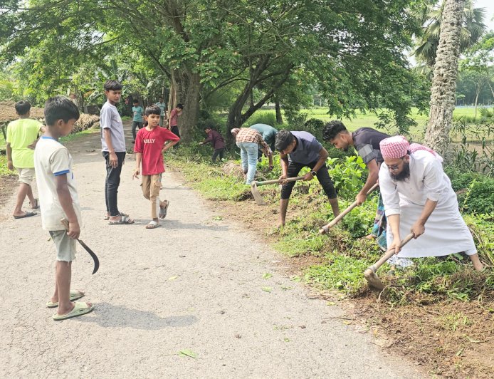 মাদারীপুরে গ্রামীণ সড়ক পরিস্কার পরিচ্ছন্ন করলো বনগ্রাম যুব উন্নয়ন সংগঠন