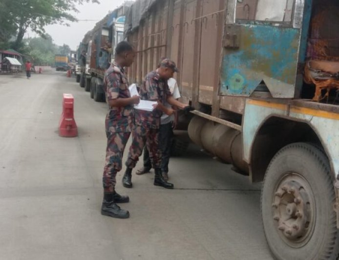 সাতক্ষীরার সীমান্তে তেল পাচার রোধ, ঈদ-পহেলা বৈশাখ ঘিরে বিশেষ কর্মসূচি জোরদার ৩৩ বিজিবির