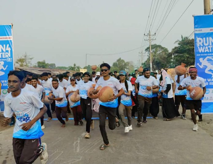 সাতক্ষীরার শ্যামনগরে সুপেয় পানির সংকট তুলে ধরতে হাতে মাটির কলস নিয়ে দৌড়ে অংশ নিল দুই শতাধিক মানুষ