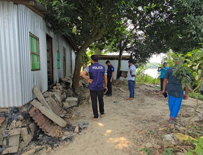 মাদারীপুরের কালকিনিতে বসতঘরে অগ্নিসংযোগ, ভাংচুর ও লুটপাটের অভিযোগ