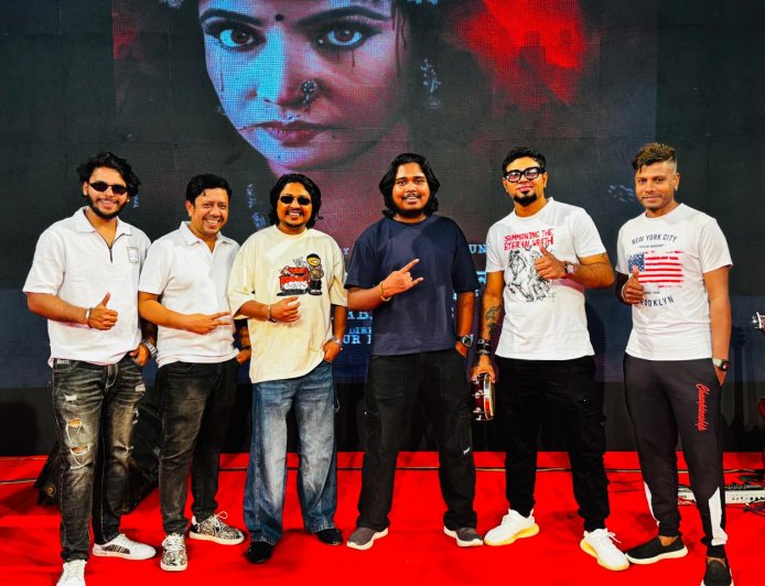 দেশ-বিদেশে ব্যস্ত দ্য টীম আকাশ মাহমুদ