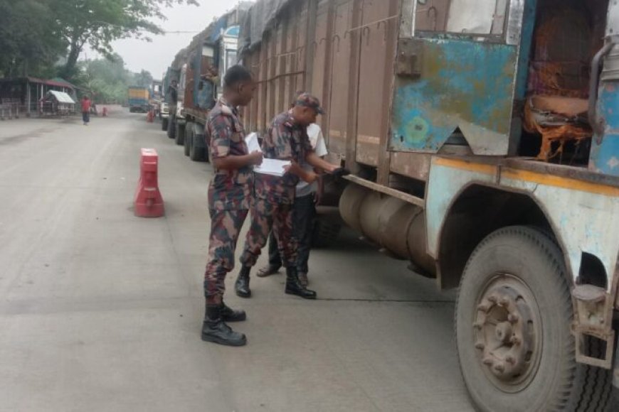 সাতক্ষীরার সীমান্তে তেল পাচার রোধ, ঈদ-পহেলা বৈশাখ ঘিরে বিশেষ কর্মসূচি জোরদার ৩৩ বিজিবির